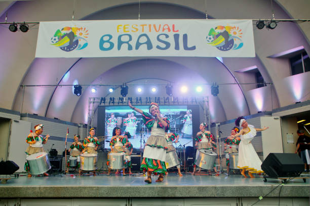 il 14° festival brasil - da rio a tokyo - performance musicale a percussione - samba dancing dancing drum drumstick foto e immagini stock