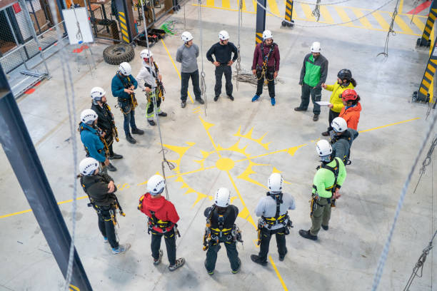 treinamento dos técnicos do acesso da corda - education high up sport sports helmet - fotografias e filmes do acervo