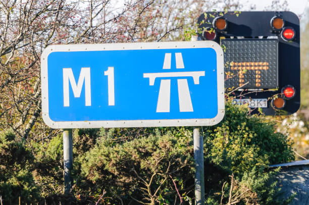 signe d'autoroute m1 avec un panneau fermé de route derrière montrant que les deux voies sont fermées en raison d'un accident. - m1 photos et images de collection