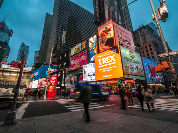 broadway à manhattan, new york city - dusk people manhattan new york city photos et images de collection