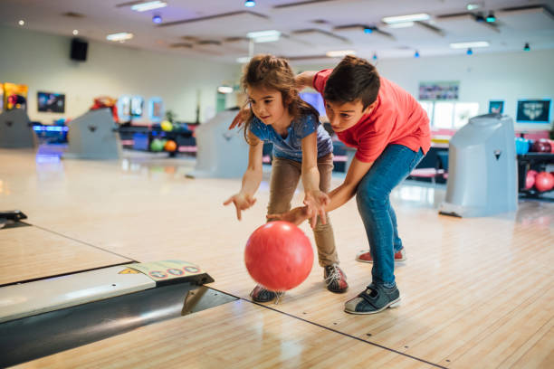 bowling de mère et de fils - teenager team carefree relaxation photos et images de collection