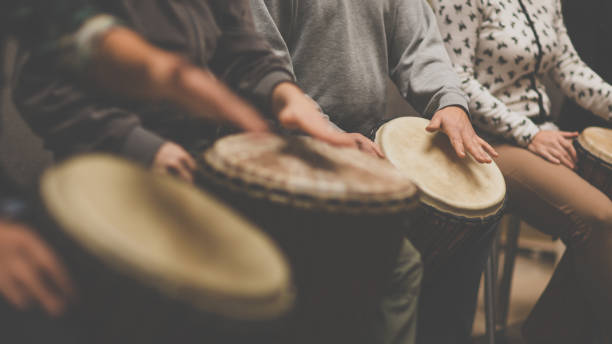 grupo de pessoas que jogam em tambores - bateria instrumento de percussão - fotografias e filmes do acervo