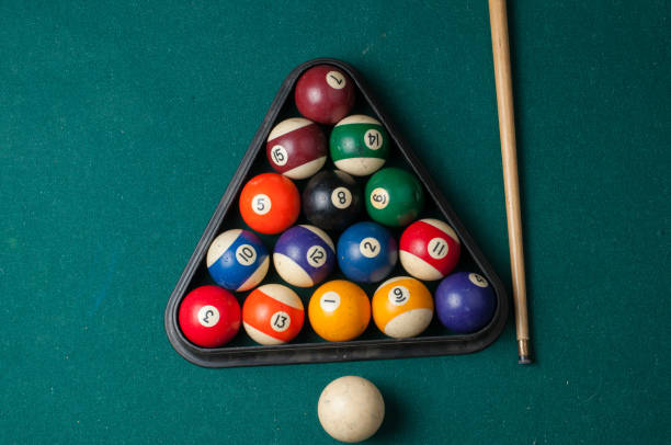 古いビリヤードボールと緑のテーブルに固執。緑の背景に隔離されたビリヤードボール - pool game ストックフォトと画像