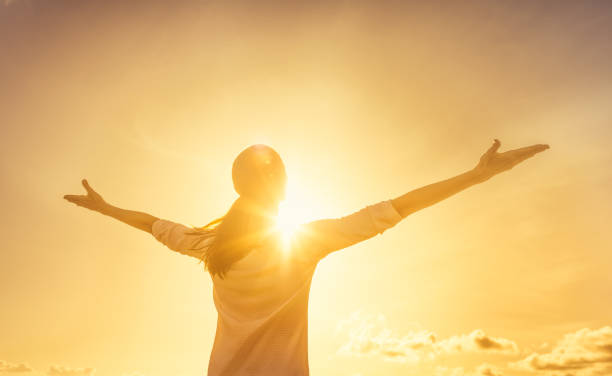 feeling energized - arms outstretched imagens e fotografias de stock