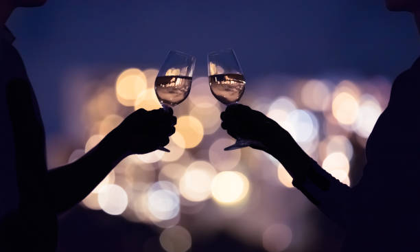 pareja disfrutando de una copa de vino en la ciudad por la noche - urban scene couple dating city life fotografías e imágenes de stock