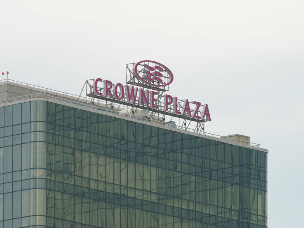 modny hotel crowne plaza - crowne plaza sign intercontinental hotel zdjęcia i obrazy z banku zdjęć