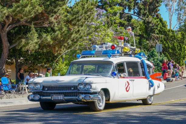 ghostbusters auto bei der 4. juli independence day parade - image title stock-fotos und bilder