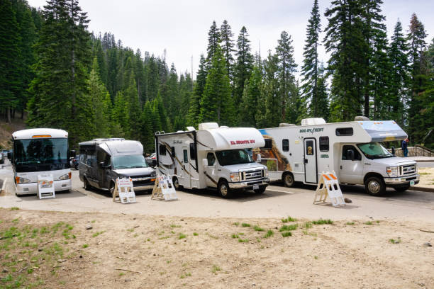 parking rv w yosemite - sierra zdjęcia i obrazy z banku zdjęć