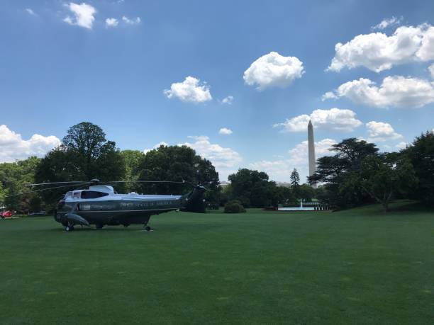 south lone's marine one and national monuments - donald trump presidente dos estados unidos imagens e fotografias de stock