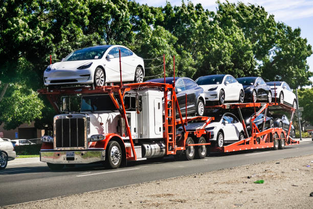 transporteur de voiture porte tesla model 3 nouveaux véhicules, silicon valley - auto carrier photos et images de collection