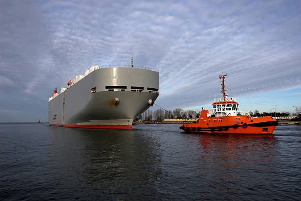 david und goliath - piloting commercial dock harbor industrial ship stock-fotos und bilder