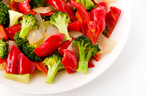 revuelva el pimiento rojo y la cebolla de brócoli en el plato blanco - green bell pepper bell pepper red bell pepper groceries fotografías e imágenes de stock