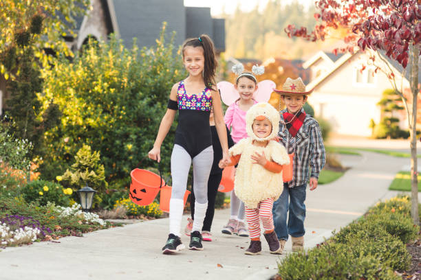 istock Trick or treaters on the hunt 1164234402