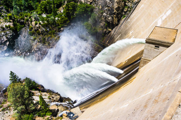 Water release at O'Shaughnessy Dam due to high levels of snow melt at Hetch Hetchy Reservoir in Yosemite National Park; One of the main sources of drinking water for San Francisco Bay, California liberación de agua en la presa de o'shaughnessy debido a los altos niveles de derretimiento de nieve en el embalse de hetch hetchy en el parque nacional yosemite; una de las principales fuentes de agua potable para la bahía de san francisco, california