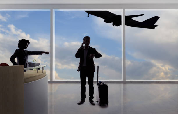 un passager stressé se disputant avec l'agent de bord - airport security staff photos et images de collection