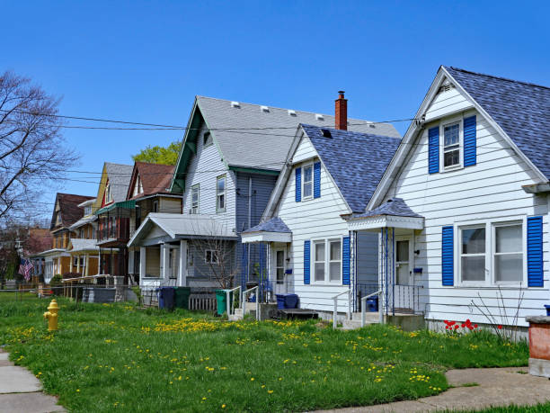 reihe von kleinen amerikanischen klatschbrett-häusern - poor area stock-fotos und bilder