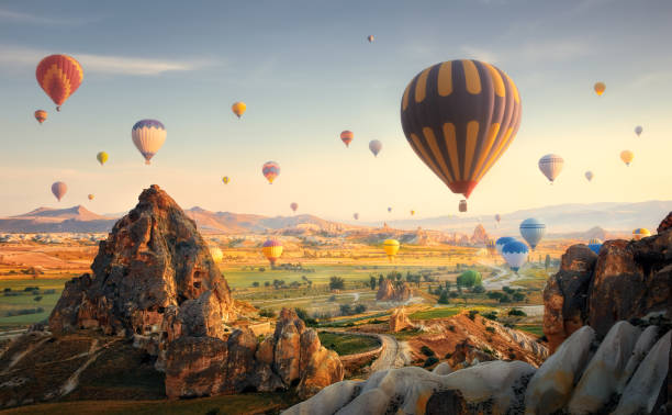 mongolfiere che volano al tramonto, cappadocia, turchia. - hot air balloon foto e immagini stock