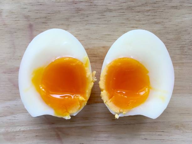 due metà di uova sode medie, vista dall'alto - agriculture cooking food eating foto e immagini stock