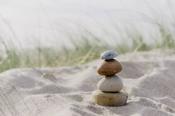 cairns de piedra en la playa, mar báltico - perfection nature balance stone fotografías e imágenes de stock