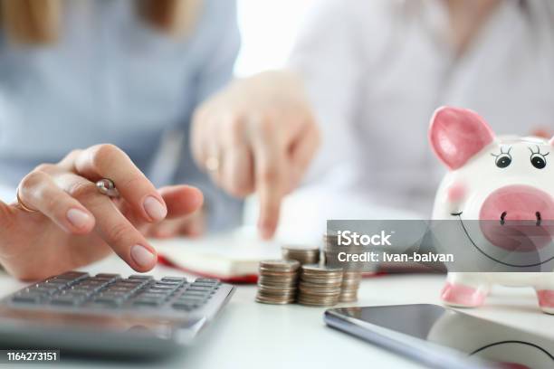 Man En Vrouw Hand Overwegen Op Calculator Stockfoto en meer beelden van Geld - Geld, Financiën, Spaargeld