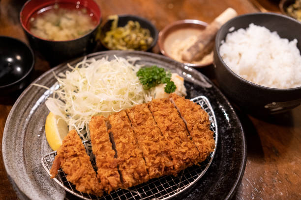 tonkatsu set, frittiertes schweinefleisch, traditionelle japanische küche - tonkatsu stock-fotos und bilder