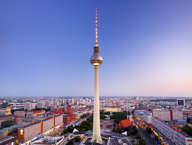 torre da televisão de berlim no por do sol - berlin germany television tower communications tower alexanderplatz - fotografias e filmes do acervo
