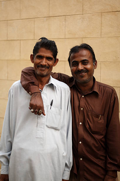 インドの男性 - odd couple ストックフォトと画像