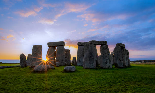 atardecer en stonehenge - stonehenge fotografías e imágenes de stock
