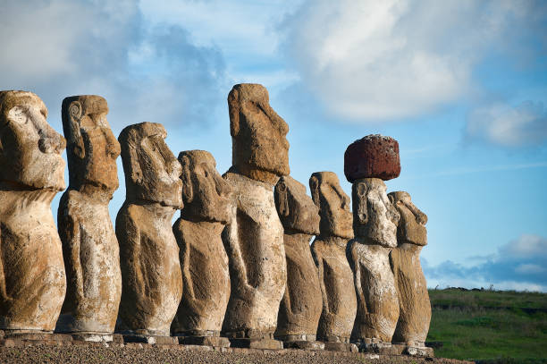 Ahu Tongariki, Påskön Den här imponerande kultplatsen är den största i sitt slag på Påskön. Den rymmer 15 enorma stenstatyer med huvud och överkropp i en lång rad. moai statue rapa nui stock pictures, royalty-free photos & images