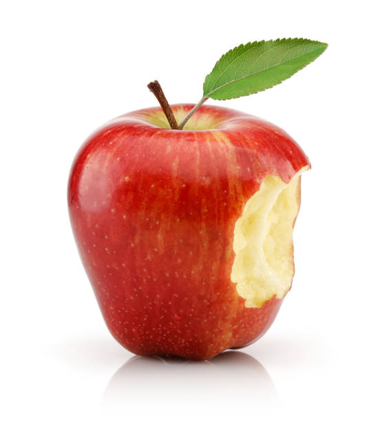 manzana roja mordida aislada en blanco - red delicious apple apple fruit vertical fotografías e imágenes de stock