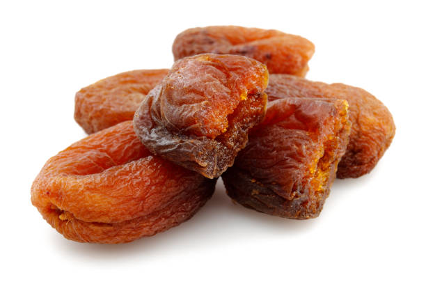 albaricoques secos orgánicos aislados en blanco - dried apricot close up gourmet dried fruit fotografías e imágenes de stock