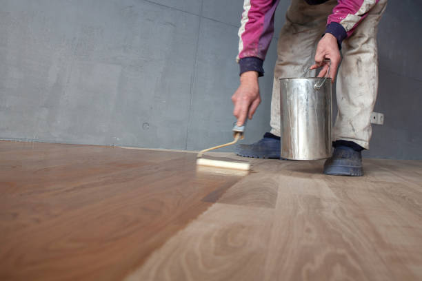 operaio verniciatura laccatura di un parquet - fine wood foto e immagini stock