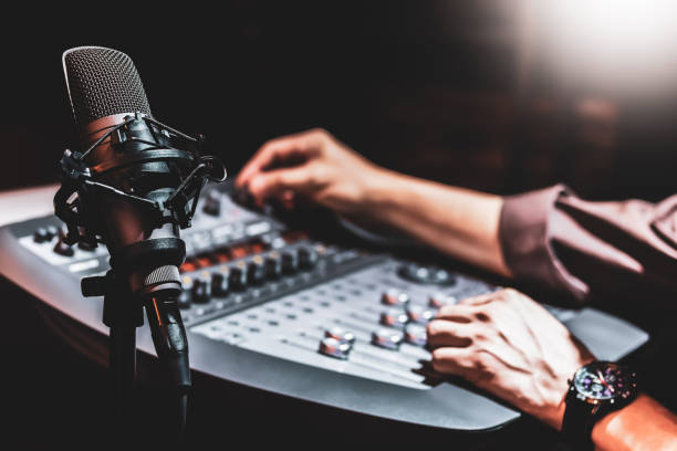 micrófono condensador en la grabación, estudio de radiodifusión - dj de radio fotografías e imágenes de stock