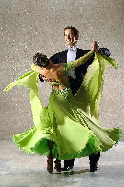 pareja de baile - waltz fotografías e imágenes de stock