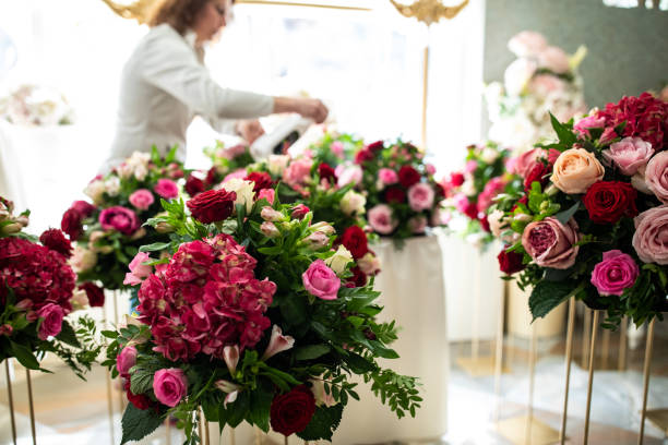 designer working on wedding decoration in restaurant - flower arrangement dining room decor dining imagens e fotografias de stock