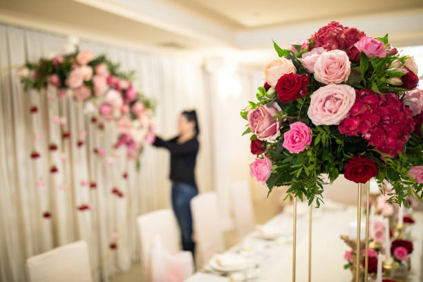 florist finishing their part of job for wedding in banquet hall - flower arrangement dining room decor dining imagens e fotografias de stock