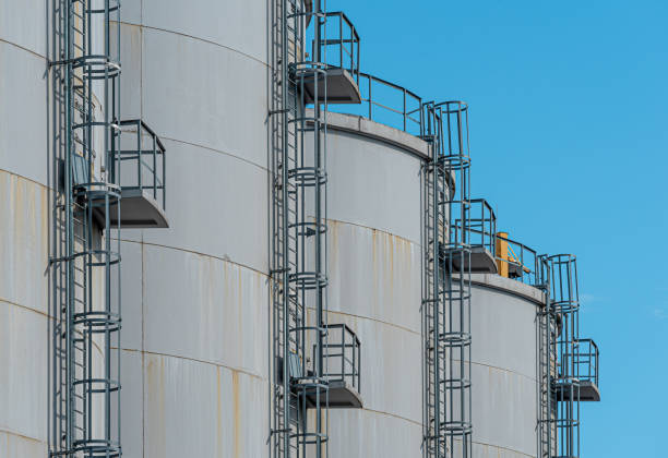 niski kąt widzenia budynku przemysłowego na tle nieba - oil refinery refinery fuel storage tank germany zdjęcia i obrazy z banku zdjęć