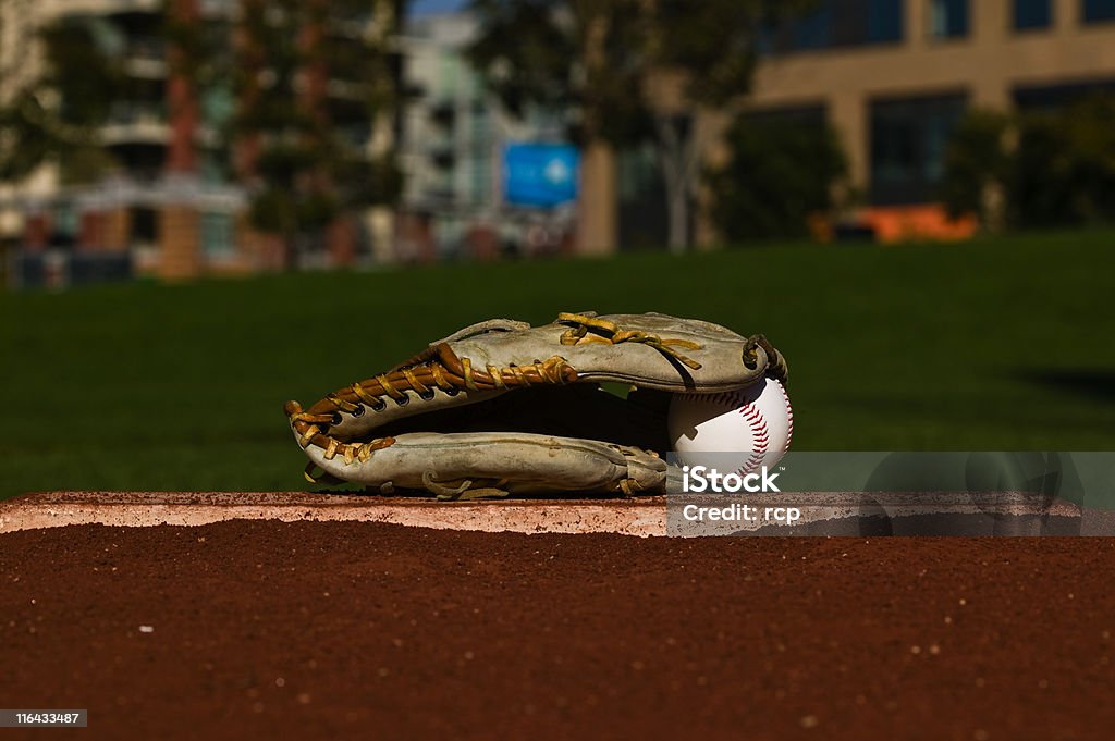 Beisebol em luva em campo - Foto de stock de Acabado royalty-free