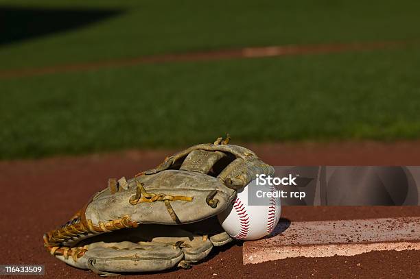 Beisebol Em Uma Luva No Campo - Fotografias de stock e mais imagens de Treino de basebol de primavera - Treino de basebol de primavera, Acabado, Antigo