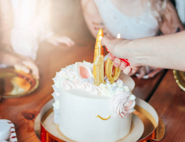 las manos de los niños las niñas buscan el pastel. gran hermoso unicornio pastel en los diez años cumpleaños de la pequeña princesa en la mesa festiva - celebration 10 11 years birthday cake cake fotografías e imágenes de stock