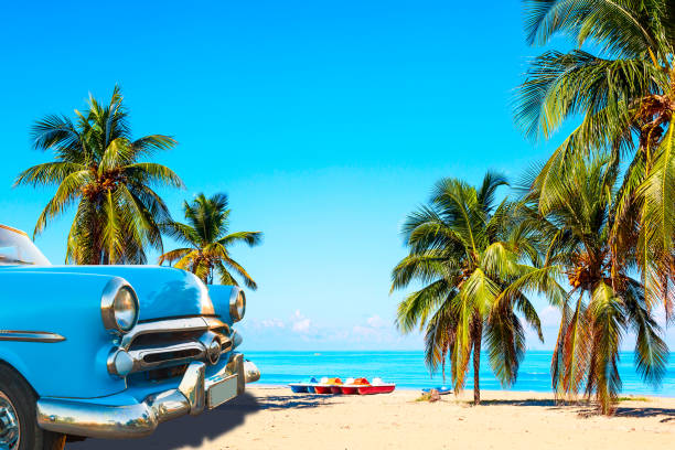 la playa tropical de varadero en cuba con coche clásico americano, veleros y palmeras en un día de verano con agua turquesa. fondo de vacaciones. - varadero beach fotografías e imágenes de stock