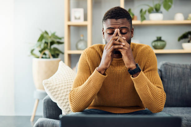 j'ai besoin de trouver un moyen de faire face à ce stress - tender emotion photos et images de collection