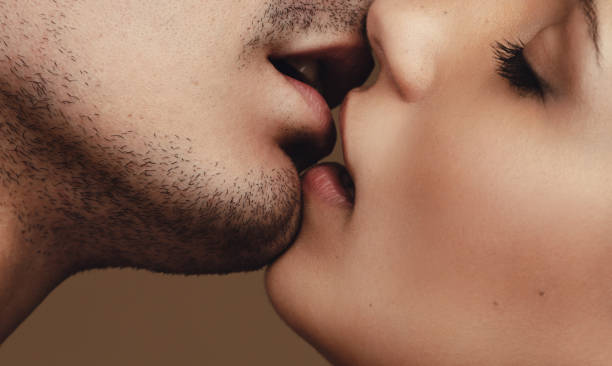 romantyczna młoda para całuje - love romance couple sensuality zdjęcia i obrazy z banku zdjęć