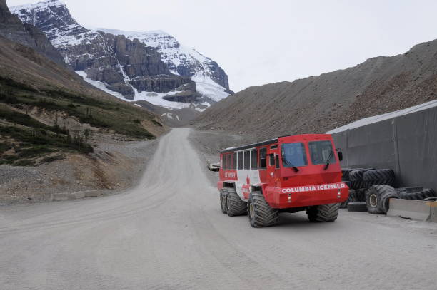 ice explorer snow coaches sul ghiacciaio athabasca - brewster foto e immagini stock