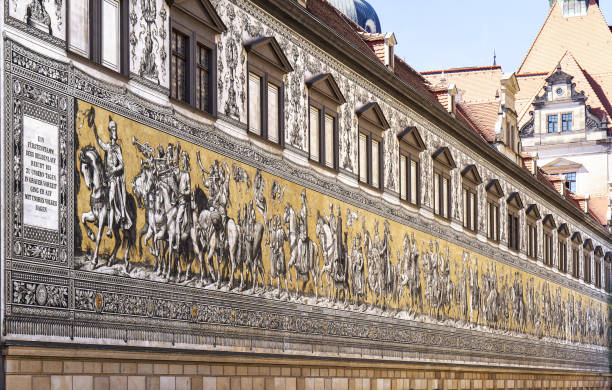il murale gigante di furstenzug decora il mosaico sulla parete esterna dello stallhof (cortile delle stalle) in via augusto, dresda, germania - procession panel foto e immagini stock