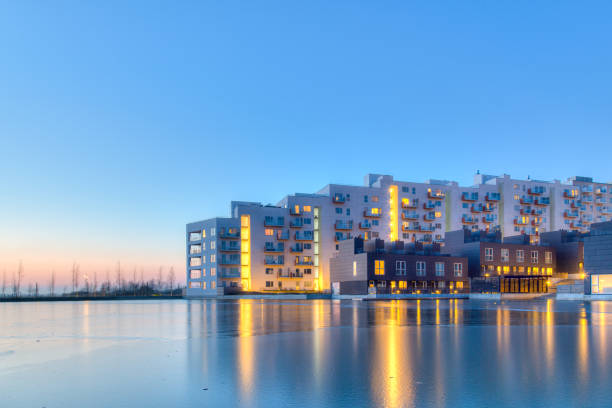 zona residencial en el distrito de orestad en copenhague - amager fotografías e imágenes de stock