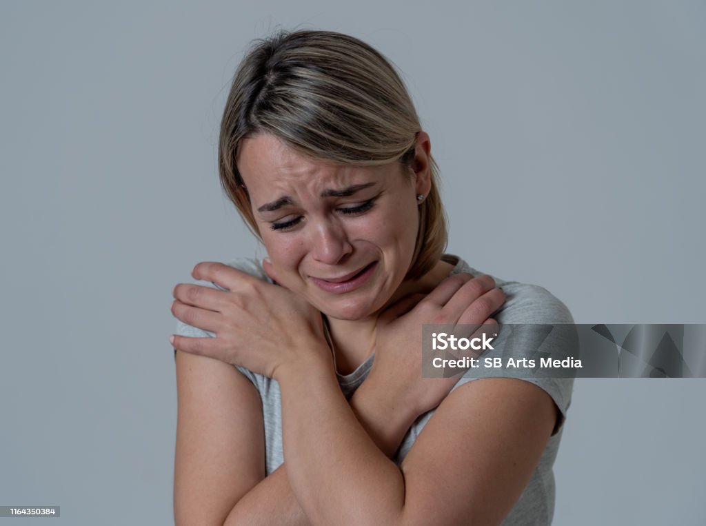 비참하고 절망적인 모습으로 울고 있는 젊은 슬픈 우울한 여성의 초상화 슬픔 슬픔 두려움을 느낀다 사람들 정신 건강 상한 마음 ...