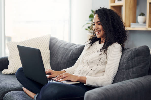 la audiencia de mi blog está creciendo - laptop women sofa internet fotografías e imágenes de stock