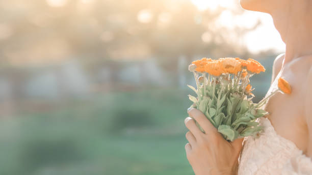 花嫁は結婚式の花束を保持します - french marigold ストックフォトと画像