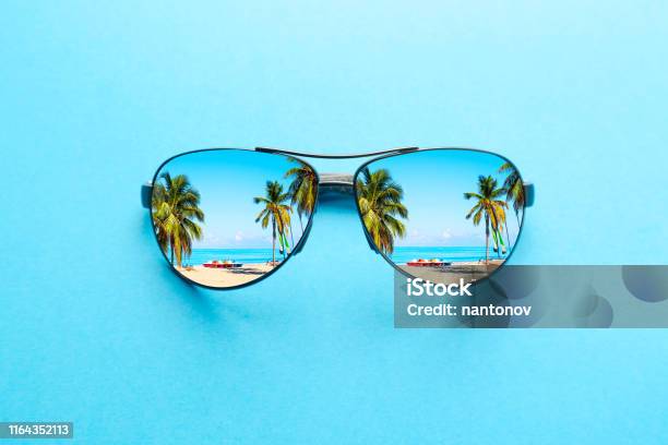 여름 휴가 개념입니다 바다 해변과 푸른 배경에 야자수가있는 선글라스 선글라스에 대한 스톡 사진 및 기타 이미지 - 선글라스, 여름, 해변
